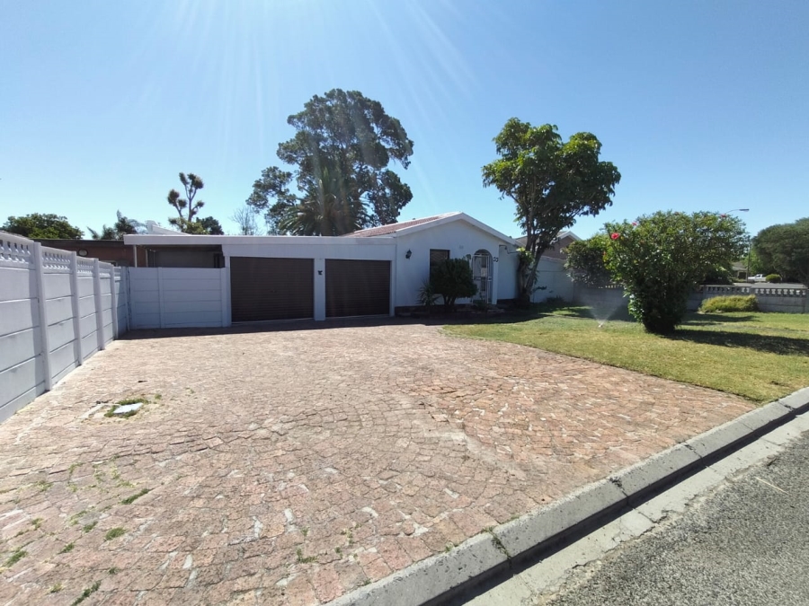 To Let 3 Bedroom Property for Rent in Loucharmante Western Cape